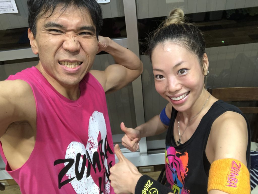 けんしん ZUMBA®️はインストラクターのパフォーマンスを一緒に楽しむライブにも似た優れた有酸素運動であると同時に国籍、年齢、性別の区別なく世界中の人達が共有出来る共通言語だと思います。 このサークルのいい所は、ひとえにインストラクターのNakeyさんの人柄!! Nakeyさんとの距離が近く彼女の気さくなキャラクターとちっちゃい身体から溢れるパワーが人を惹きつけます。小規模ながらも、初心者からセミプロまで楽しめ一歩一歩成長し続ける"これからのサークル"だから。