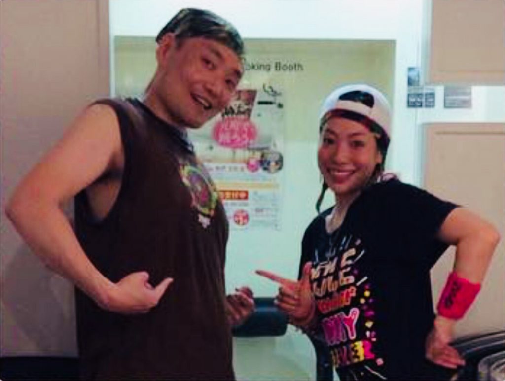 TOMOTAKI ZUMBA®️の良いところは、「我(マイペースに)」「羽(じゆうにのびのびと)」「和(なごみ,わきあいあい,へいわ)」「輪・環(つながり)」「話(メンバーとのコミュニケーション)」の5つの「わ」が揃っているところです。特に、老若男女・国・職業・ZUMBA®️の経験値などなど関係なく交流を持てるところは格別です。それだけでも人生変わったと思います。また、Nakeyサークルの良いところは、小さな世界でそれら全てを兼ね備え、個性的な人達がたくさん集まって和気藹々やっているところだと思います。
